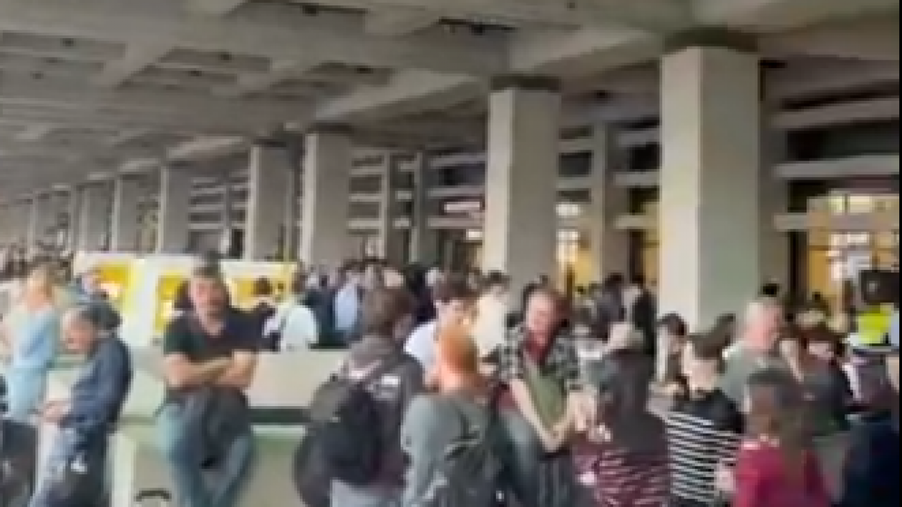 Que s’est-il passé à l’aéroport de Berlin ce jeudi soir ? Une partie du terminal principal a été évacuée (vidéo)