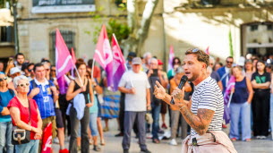 Vaucluse. « Ça fait du bien de sentir la résistance » : avec le député Raphaël Arnault à Carpentras, LFI occupe le terrain face au RN