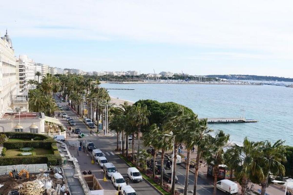 « J’ai honte, je regrette… » : l’homme à trottinette qui avait arraché violemment le collier d’une octogénaire en plein centre-ville de Cannes condamné à de la prison ferme