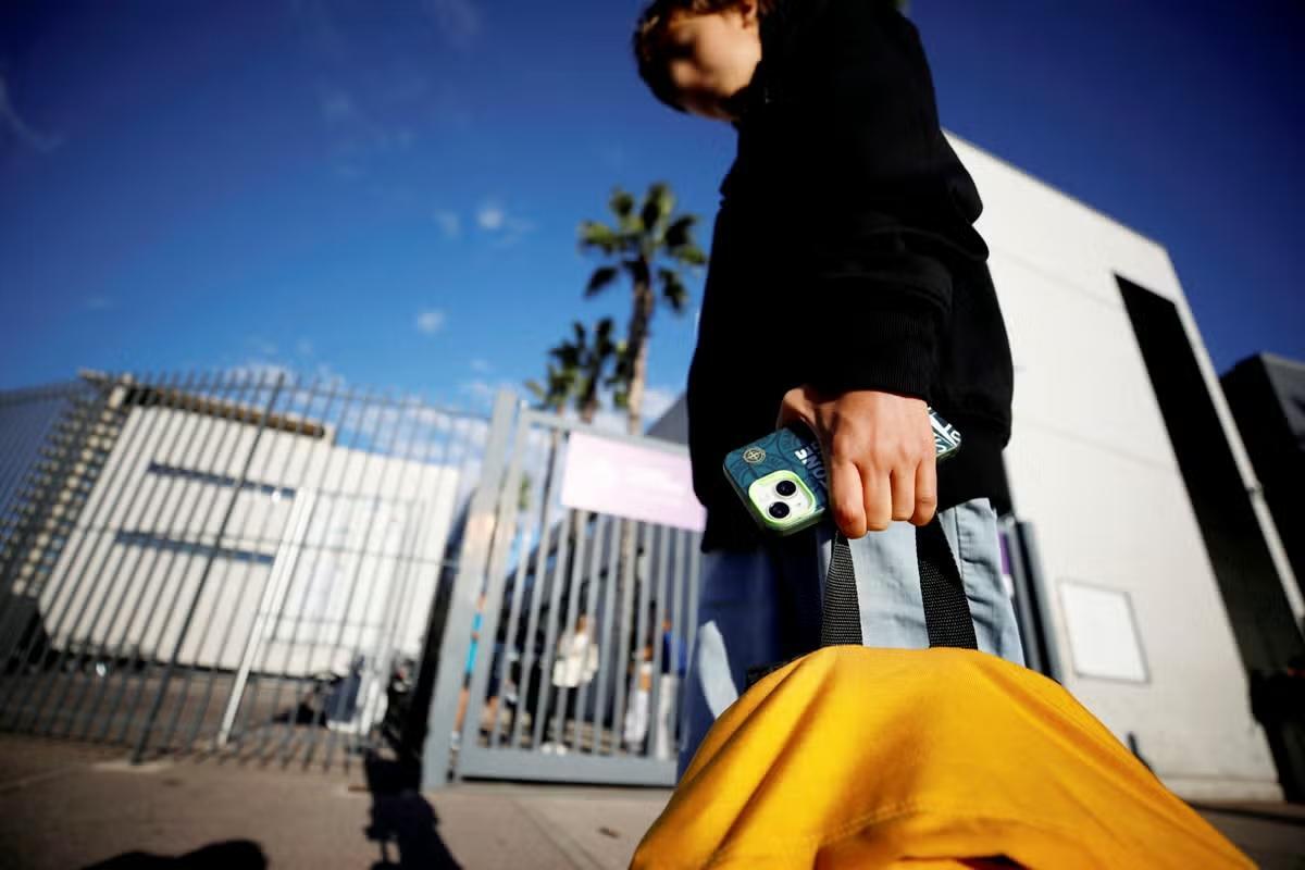 Exceptions, moyens de stockage, sanctions… : comment l’interdiction du portable au lycée va-t-elle être réellement mise en œuvre sur la Côte d’Azur ?