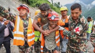 Népal et Chine. Crue dans l'Himalaya : deux ouvriers retrouvés en vie, neuf jours après la catastrophe