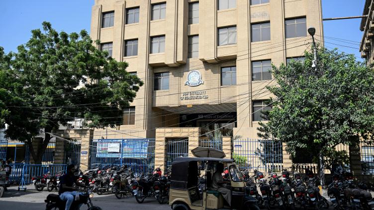 Des étudiants en médecine afghans au Pakistan dans l'angoisse d'une expulsion soudaine