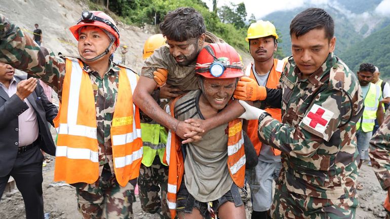 Inondations au Népal et au Tibet : deux ouvriers extraits vivants d'un tunnel, neuf jours après la crue