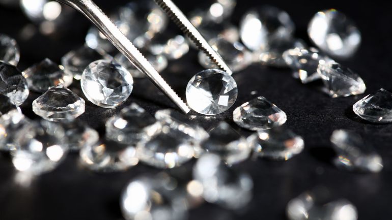 Anvers, capitale du diamant résiste, mais perd des plumes face à Dubaï et à cause des diamants synthétiques et de l’embargo sur les diamants russes