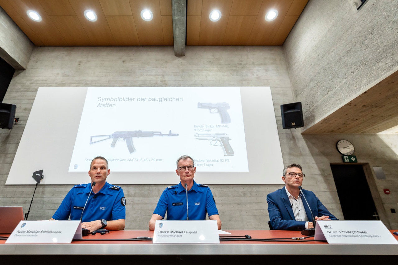 Fusillade à Aarau: Comment le suspect a-t-il pu se procurer une Kalachnikov AKS-74?