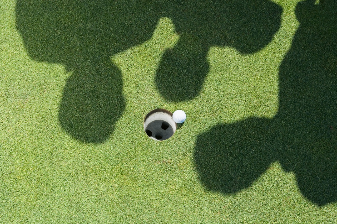 Du green au Tribunal pénal: Une ribambelle de golfeurs d’un club huppé jugés pour diffamation