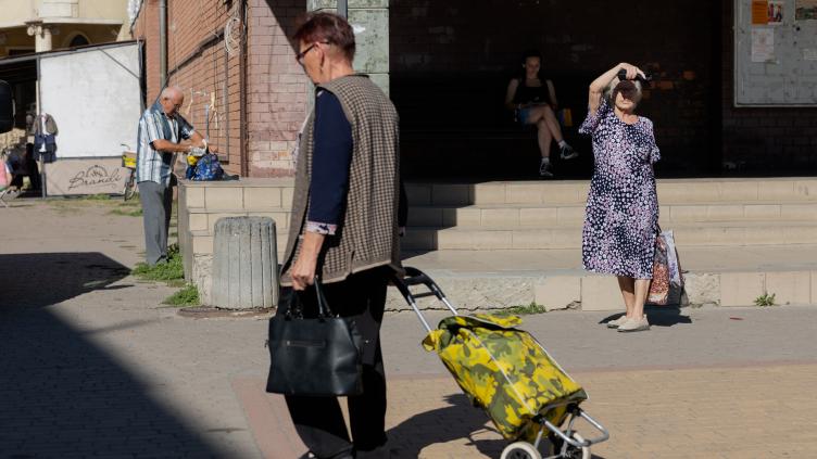Dans l'ouest de l'Ukraine, une ville épargnée par les bombes, habitée par la guerre