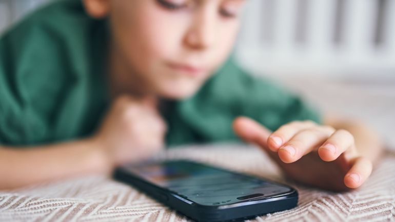 Pas de réseaux sociaux avant 13 ans : c’est quoi le Kids Act proposé par la Commission européenne ?