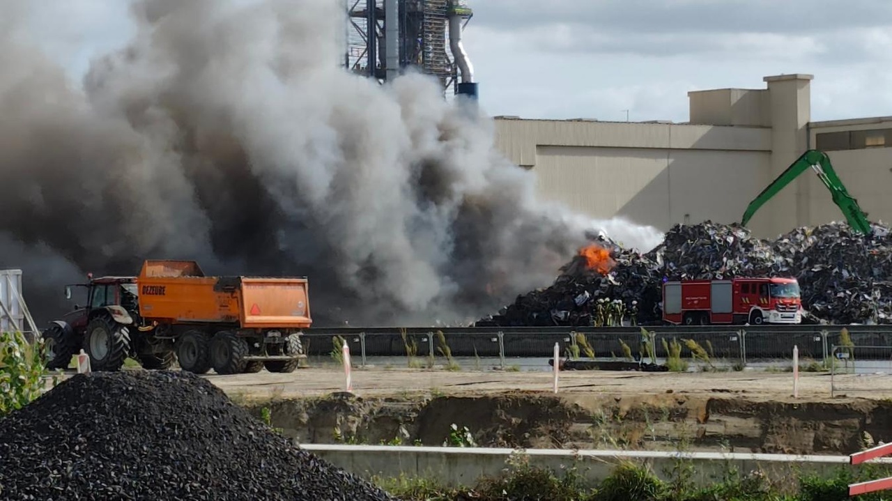 Gros dégagements de fumées à Obourg : un nouvel incendie est en cours à l’usine Comet Sambre, « gardez portes et fenêtres fermées »