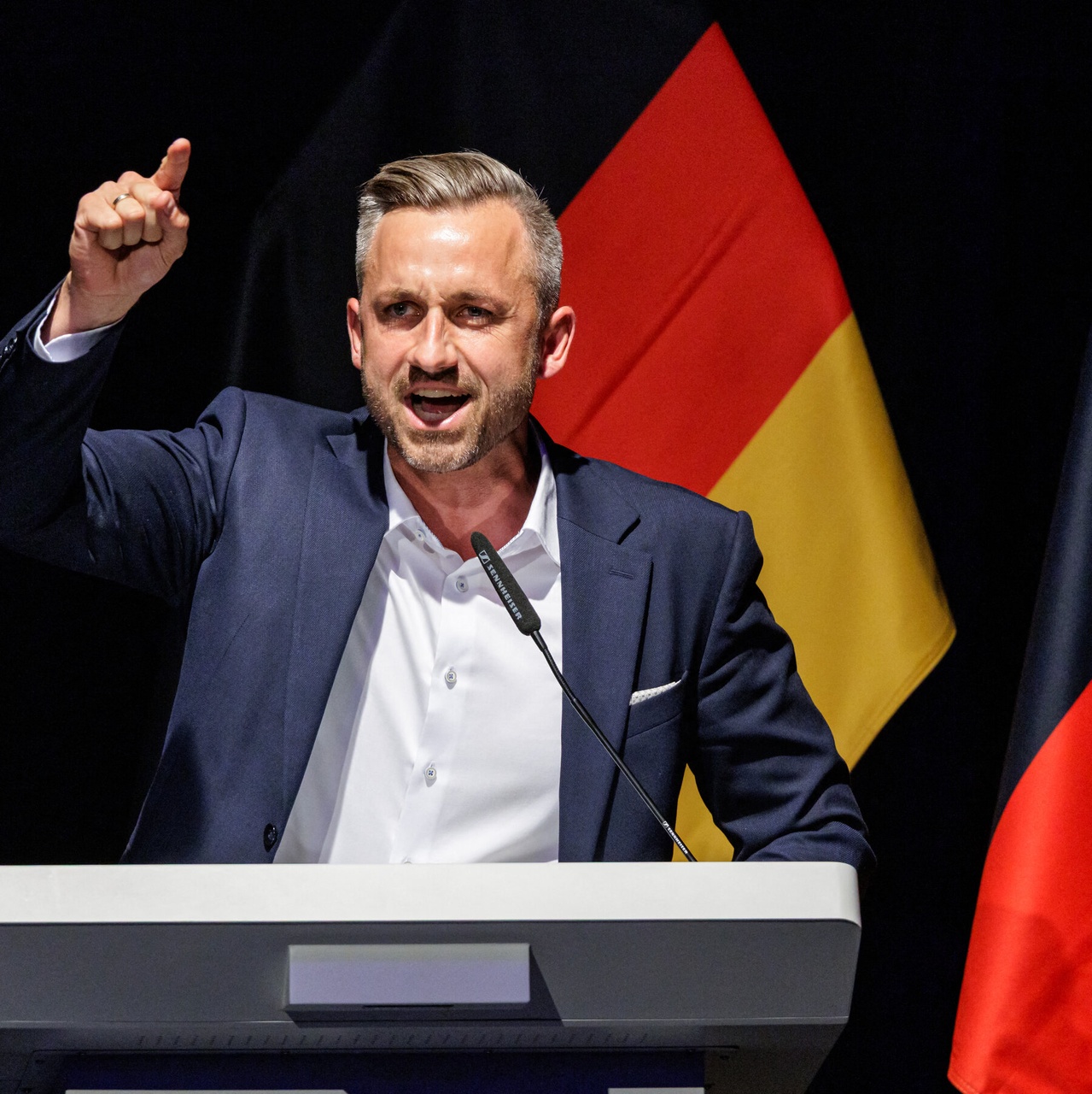 Germany’s Far Right, Edging Close to Power, Remains Close to Extremists