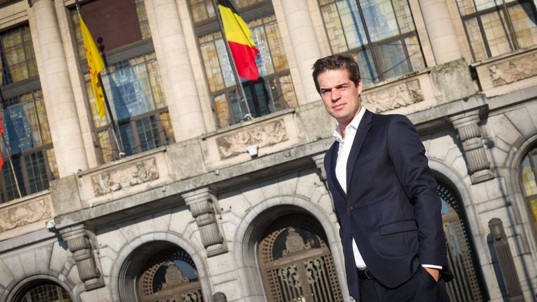 Finances de Charleroi : près de 100 millions de déficit en 2027… Les chiffres derrière l’alerte de Thomas Dermine