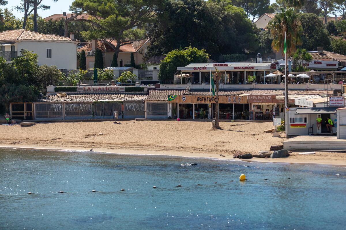 Baignade interdite, plage souillée : au bord de la plage de la Galiote, à Fréjus, les commerçants en ont assez de boire la tasse