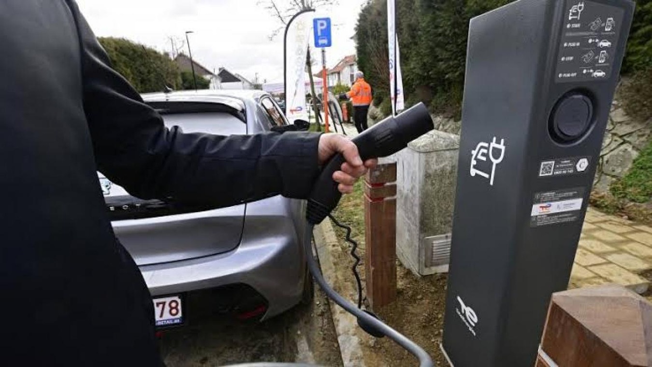 Le conducteur d’une Kia électrique recharge sa voiture « une petite demi-heure » et rentre chez lui : 15 mois plus tard, il reçoit un courrier effrayant qui l’a laissé sans voix !