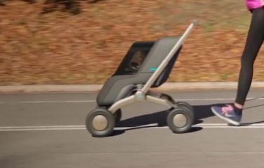 Une mère laisse filer la poussette sur l’autoroute ? Ce récit a été détourné