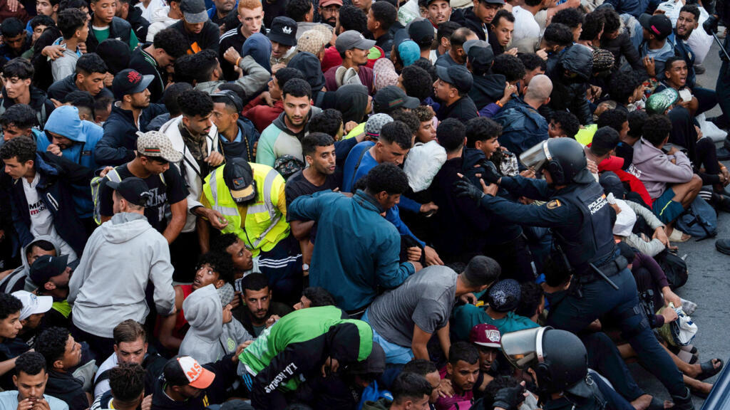 Ceuta: la police transfère 1700 migrants dans un centre d'accueil dans un climat tendu