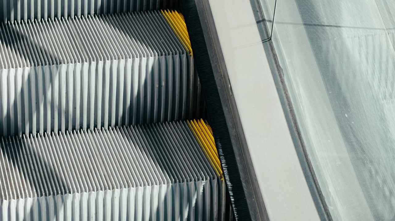 Vous pensiez que les petites brosses des escalators servaient à les nettoyer ? Voici leur véritable utilité