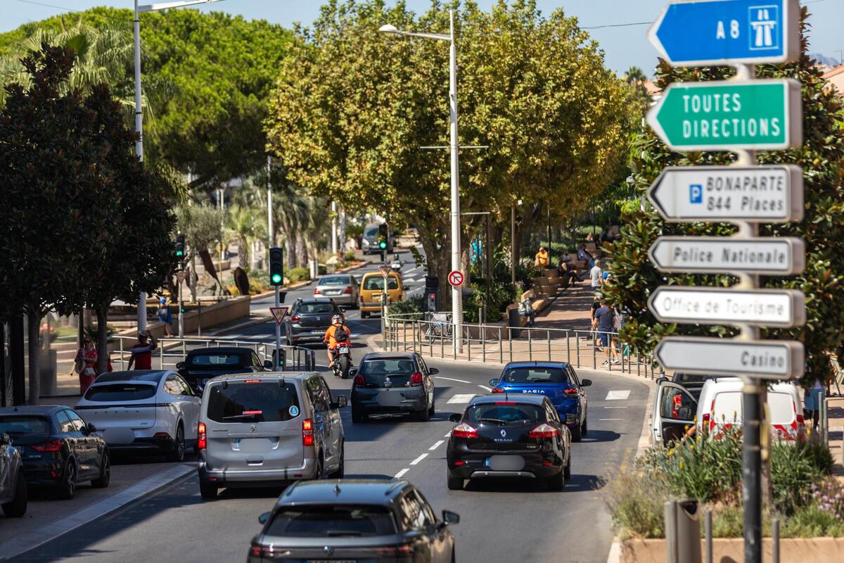 Accro à l’auto ! À Fréjus et Saint-Raphaël, ces chiffres racontent notre grande dépendance à la voiture