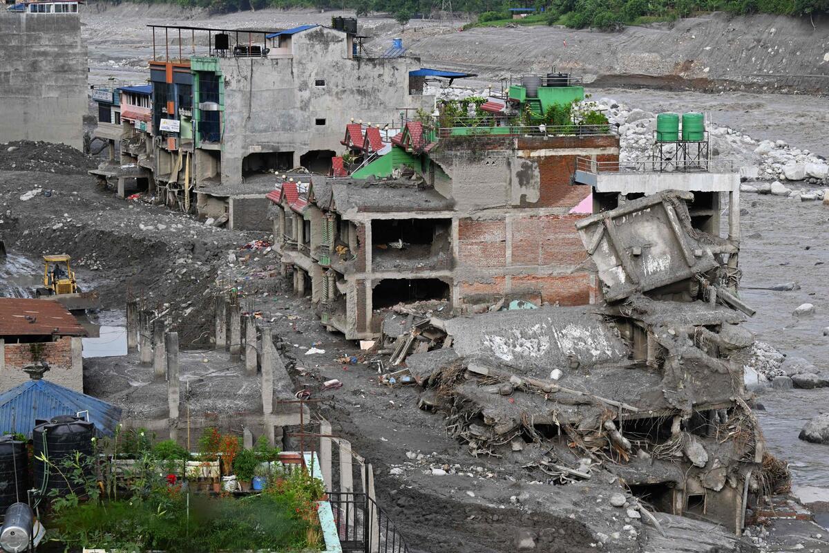 Crue au Népal : les secours toujours à la recherche de rescapés dans les tunnels, le bilan fait état de 1.325 morts et près de 5.600 disparus