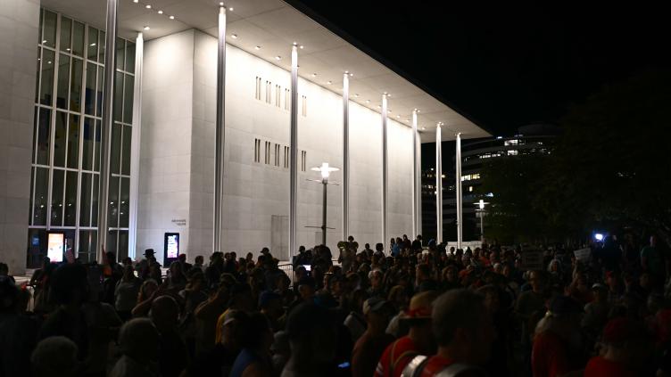 "Pas touche au Kennedy Center": à Washington, une chaîne humaine face aux assauts de Trump