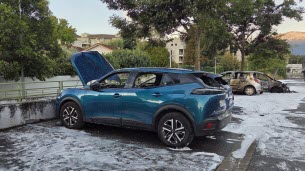 Métropole de Grenoble. Douze véhicules brûlés dans la nuit sur un parking à Gières : la piste criminelle privilégiée