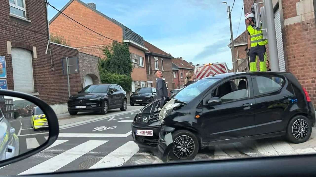 Impressionnant accident ce samedi à Liège : un automobiliste perd le contrôle de sa voiture et s’encastre contre un feu rouge (photos)