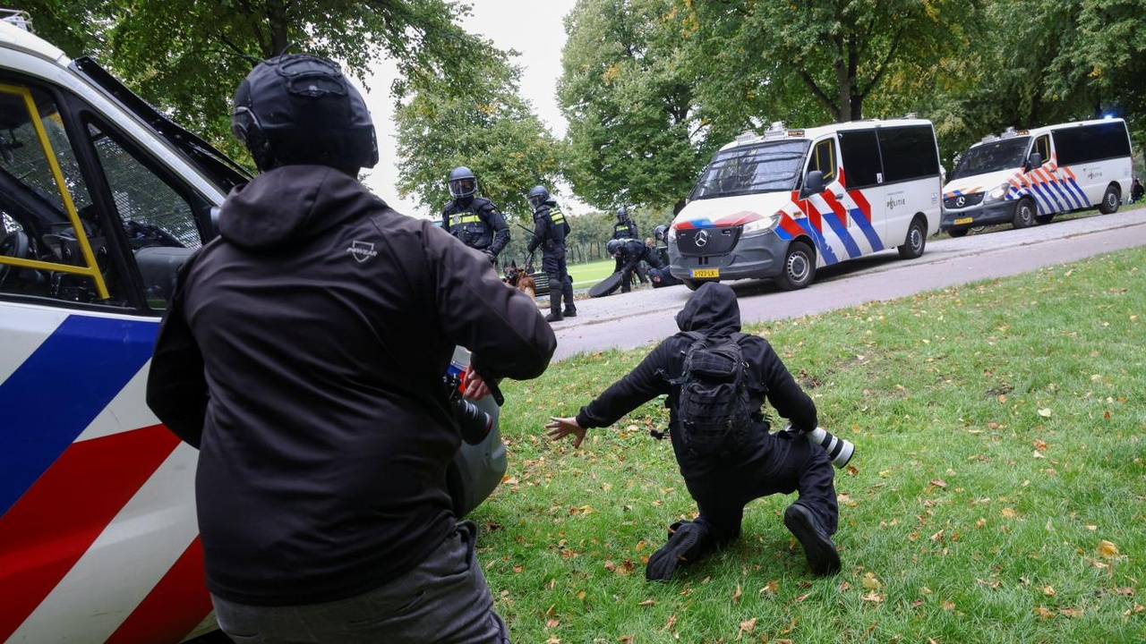 Une manifestation d’extrême droite dégénère à La Haye : des émeutes éclatent, la police prise pour cible (photos)