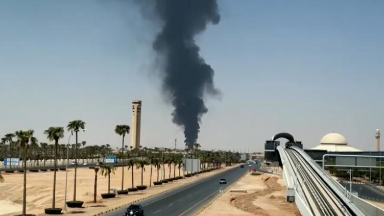 Arabie saoudite: fumée et flammes près de l'aéroport de Ryad, le trafic aérien perturbé