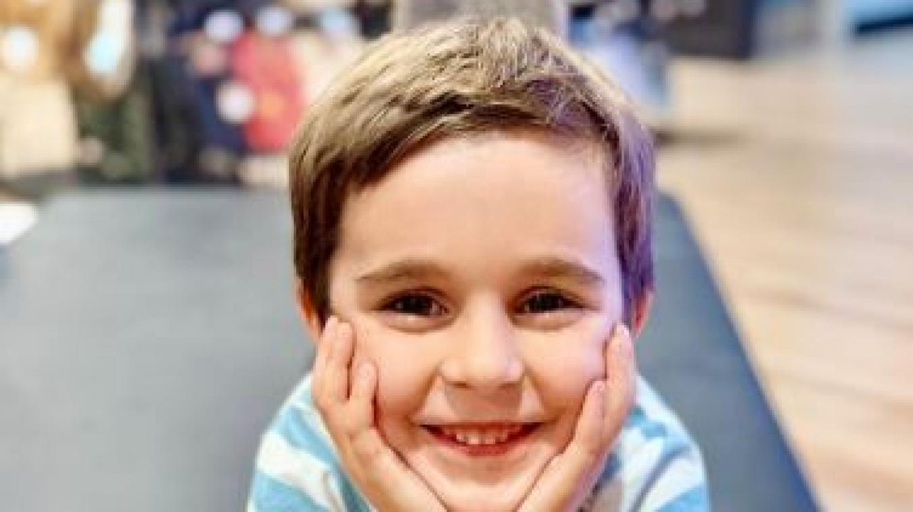 Ce qui devait être une journée de fête s’est terminée en drame absolu pour le petit Theo : le petit garçon de 5 ans meurt oublié par sa famille !