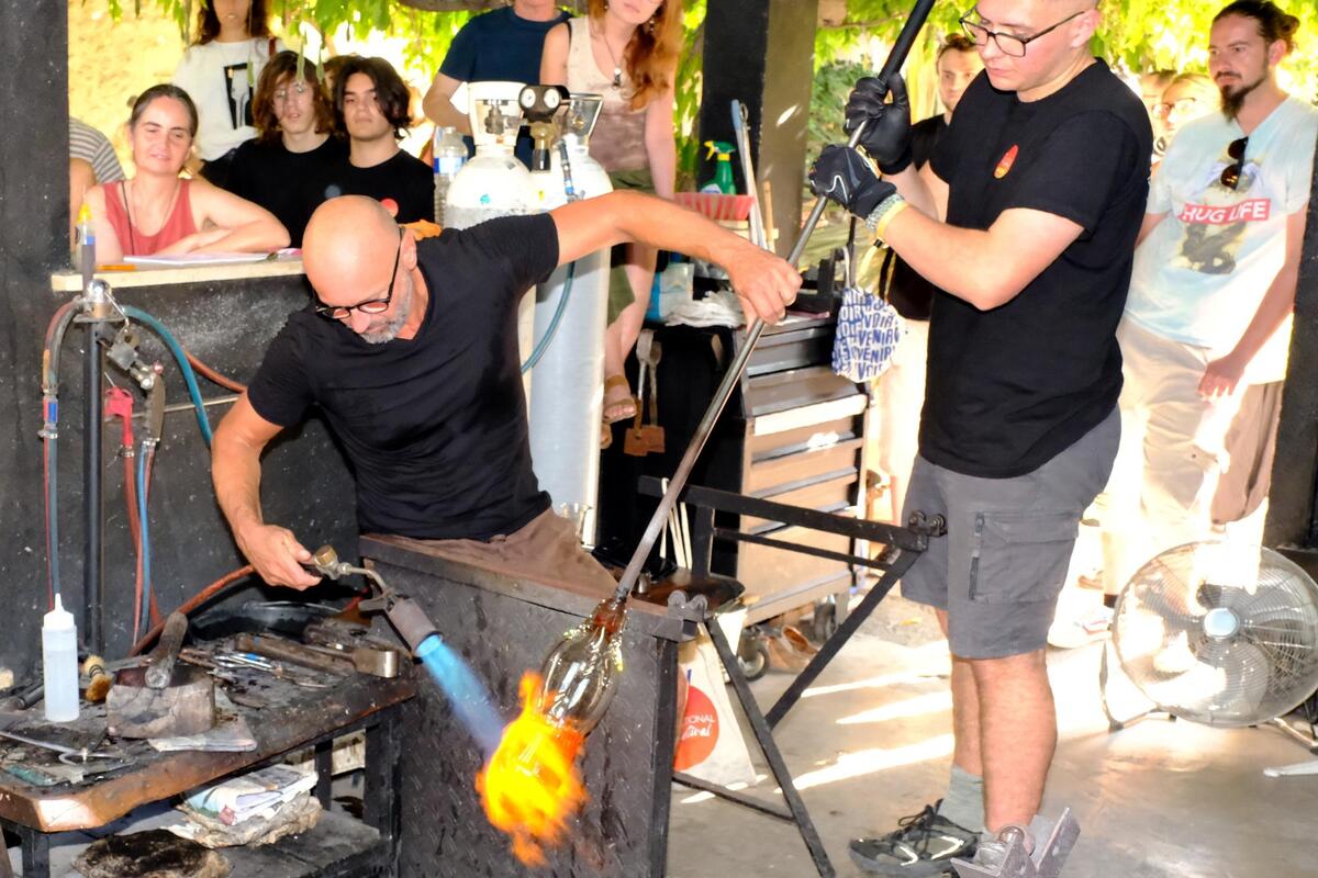 « C’est le plaisir des yeux » : du verre en fusion aux bijoux XXL, Biot célèbre l’art verrier tout le week-end