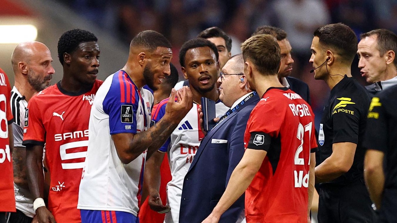 Lois Openda n’en croyait pas ses yeux : le match Lyon – Rennes interrompu pendant de nombreuses minutes… à cause d’une banderole