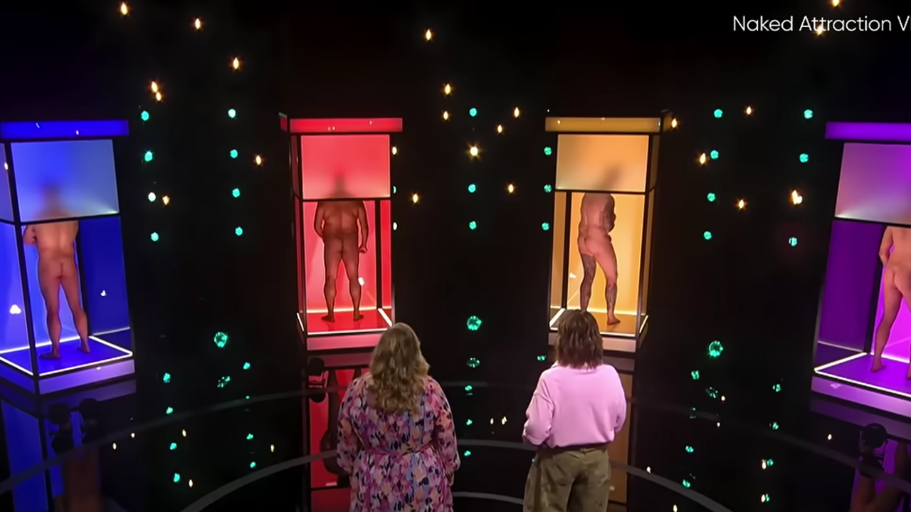 « Naked Attraction » : c’est quoi cette émission de dating avec des candidats « entièrement nus », qui débarque en Belgique ? (vidéo)