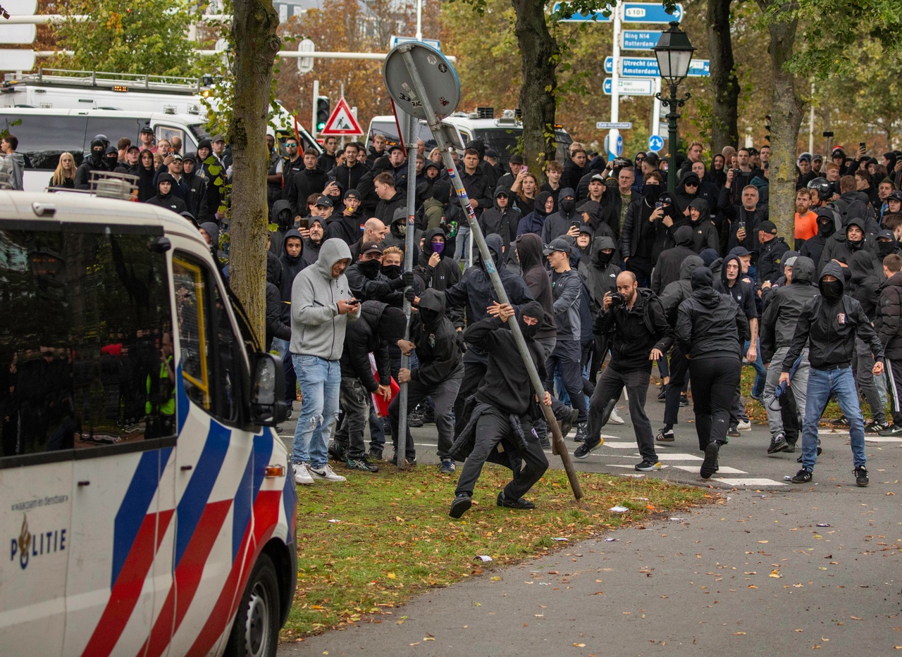 Tensions aux Pays-Bas: Des manifestants d’extrême droite affrontent la police à La Haye