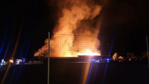 Isère. « Je n’ai jamais vu ça » : un violent incendie dans une scierie détruit un bâtiment de 5000 m²