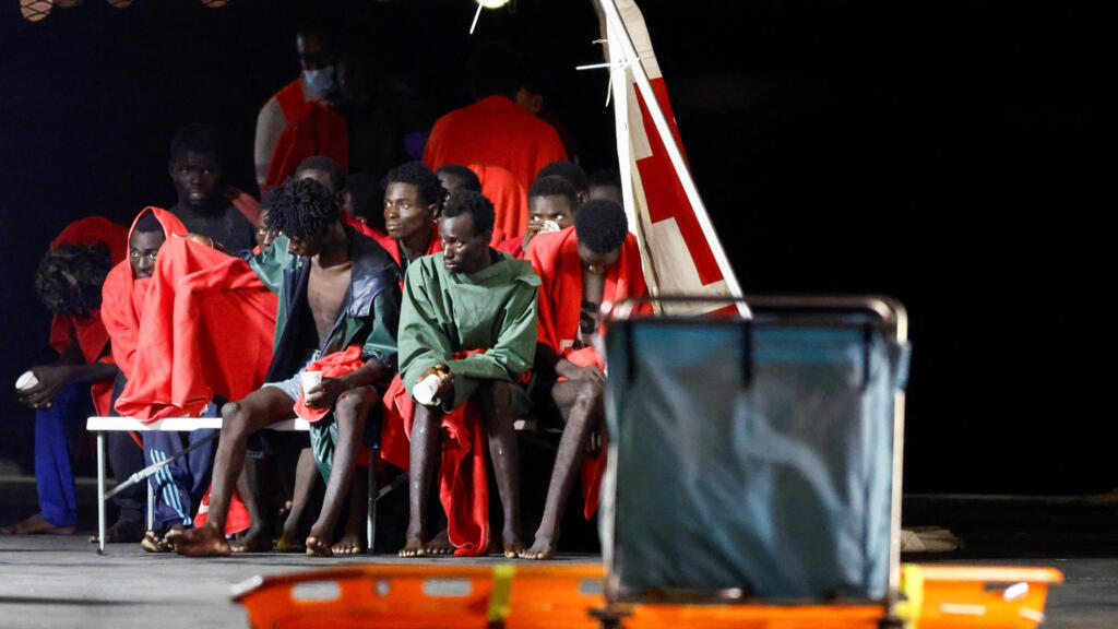 Espagne: après 27 jours de dérive en mer, une pirogue de migrants a été secourue aux Canaries