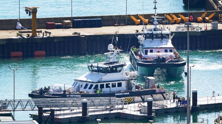 Royaume-Uni : des manifestants masqués bloquent le port de Douvres