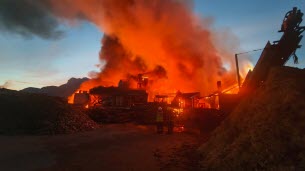 Isère. Les images impressionnantes de l'incendie dans une scierie à Goncelin