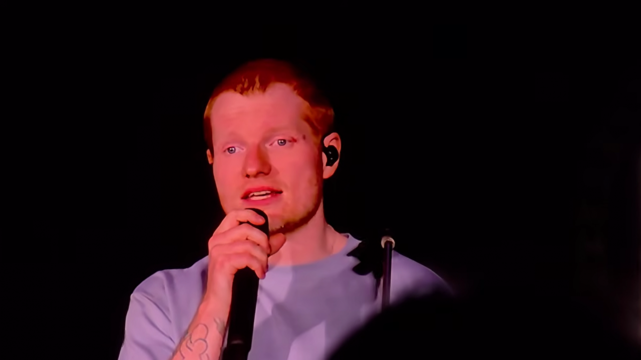 « J’avais peur de ce qui pourrait arriver » : de retour sur scène après la polémique, Ed Sheeran a adapté le show pour éviter de se retrouver au milieu de la foule (vidéo)