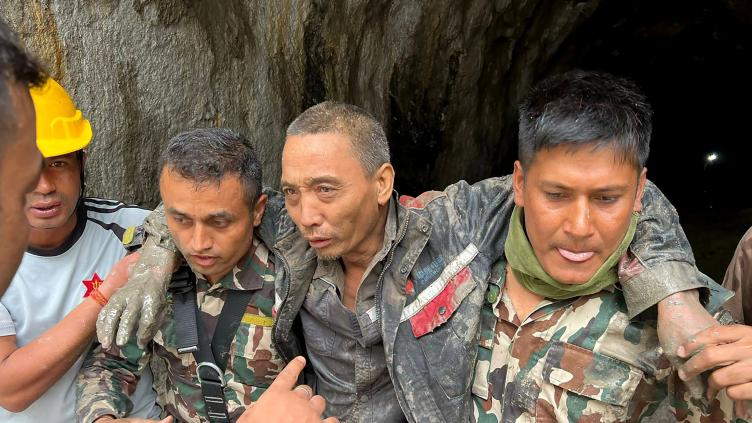 Crue dans l'Himalaya : un troisième rescapé extrait d'un tunnel, les recherches continuent