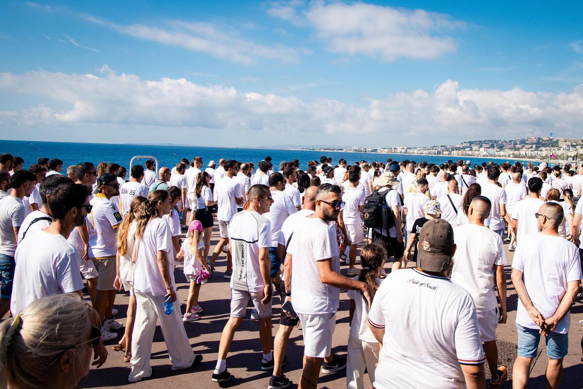 En blanc et en silence, 300 supporters de l’OGC Nice ont marché dix ans après en souvenir des victimes de l’attentat du 14-Juillet sur la promenade des Anglais