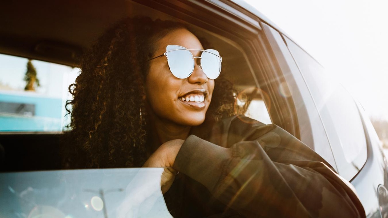 Pourquoi les vitres arrière de votre voiture ne descendent jamais complètement : ce n’est pas seulement pour la sécurité