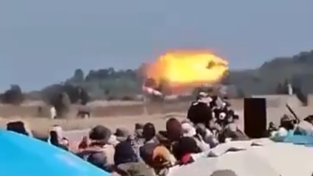 Impressionnant crash lors d’une démonstration aérienne en Grèce : un avion militaire F4 Phantom s’écrase près de la piste, les deux pilotes recherchés ! (vidéo)