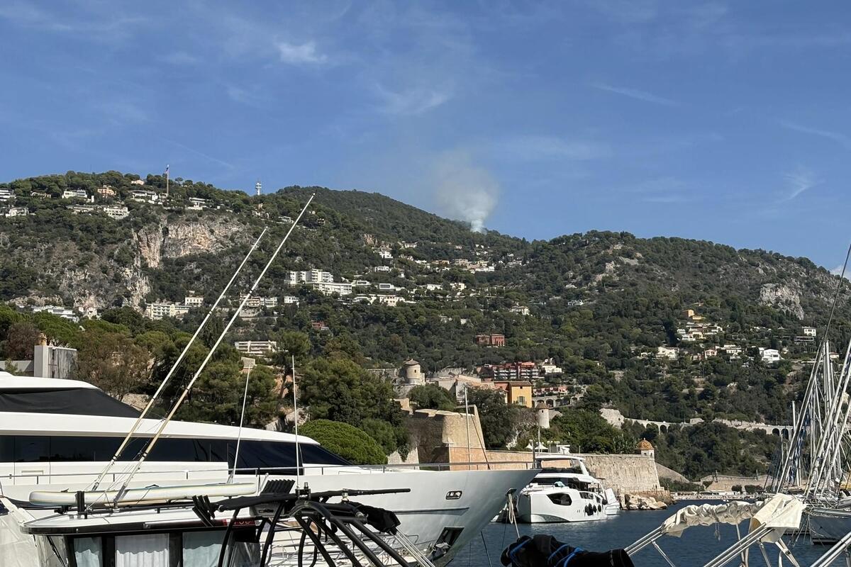 Vous avez aperçu des hélicoptères ? Ils opèrent sur un feu de broussailles près de Nice