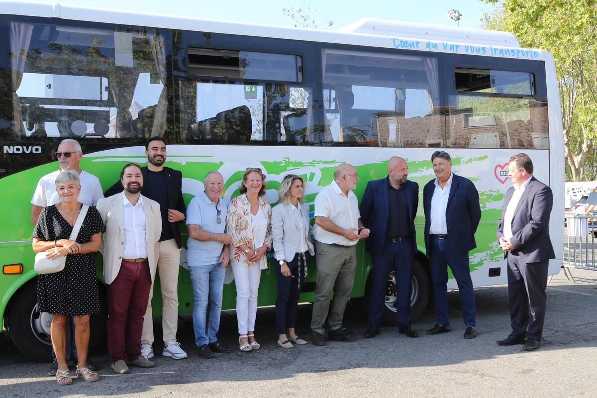 « Pas d’abonnements, pas de tickets » : cette navette gratuite relie les villages de ce territoire rural en centre Var