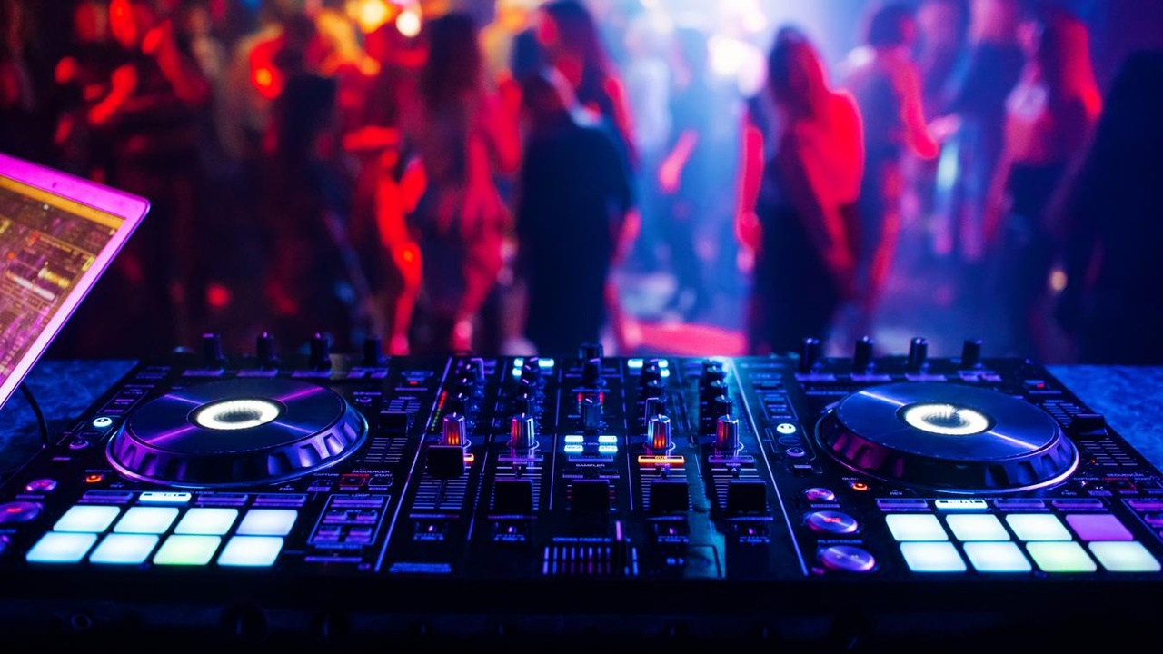 En arrêt maladie, il preste comme DJ le soir dans une boîte de nuit : pas de chance pour lui, il a croisé la mauvaise personne et a été viré sur-le-champ…