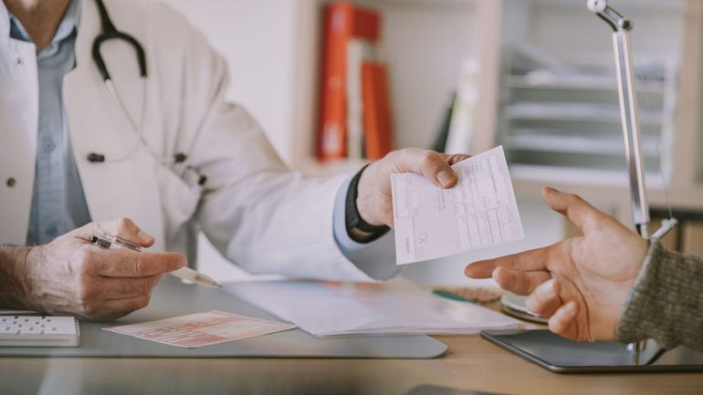 Premier bilan du contrôle renforcé des médecins : une mesure gouvernementale pour lutter contre les abus qui inquiète sur le terrain