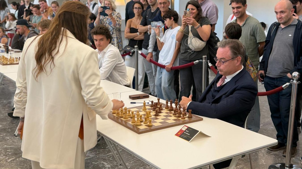 Concours particulier pour Bart De Wever : le Premier ministre affronte... une championne d’échecs ! (photos)