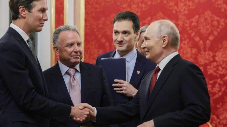 Guerre en Ukraine: après leur rencontre avec Vladimir Poutine, des doutes sur la venue des émissaires américains à Kiev
