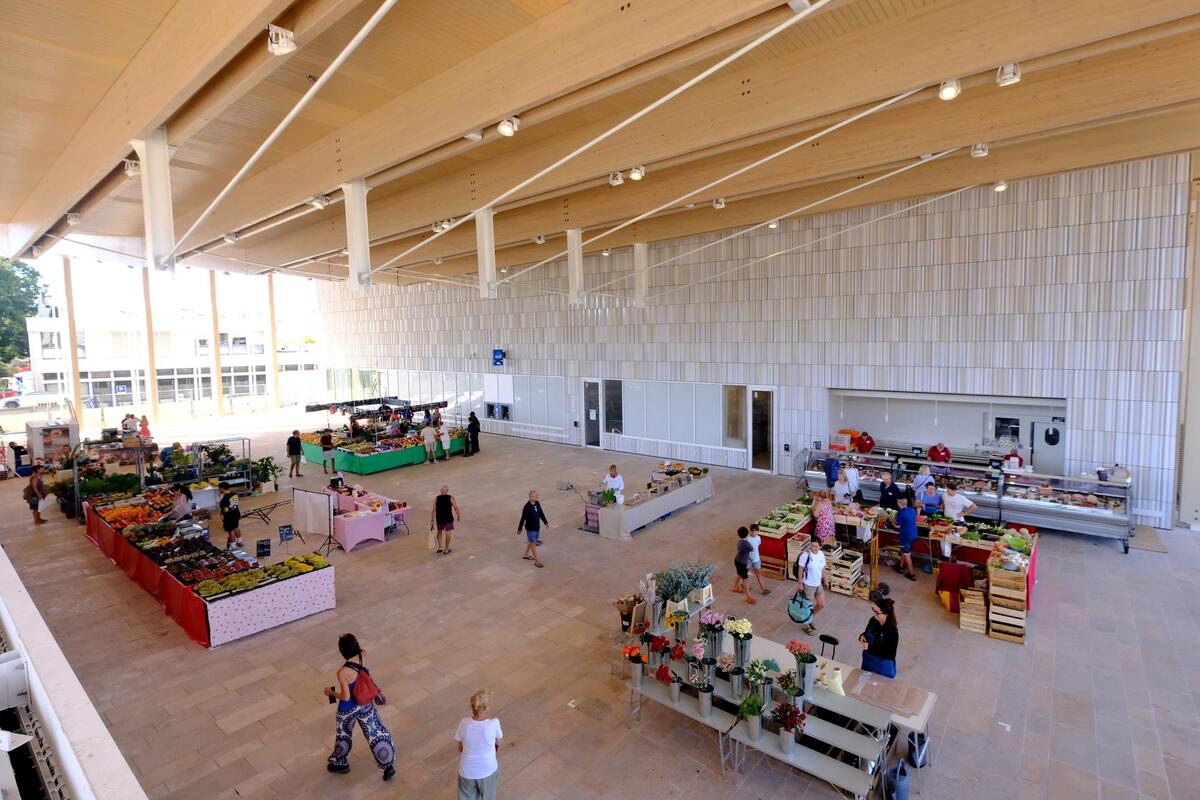 « L’outil de travail est formidable » : la nouvelle halle XXL du marché de la Bocca, plus moderne et fonctionnelle, vient d’ouvrir ses portes à Cannes