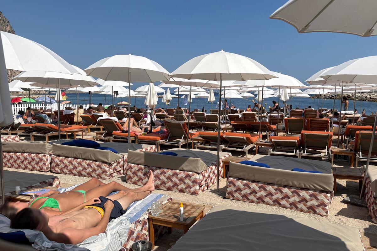 « C’est une ineptie » : à deux pas de Nice, dans la plus petite commune de la Côte d’Azur, le maire se bat pour garder les plages privées ouvertes en hiver