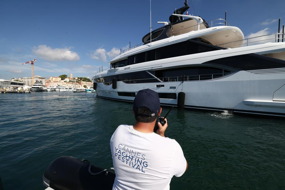 « On réfléchit au pire des scénarios, et on amarre le bateau en conséquence » : les équipes du Cannes Yachting festival sur le pont pour la préparation du salon qui va réunir plus de 700 bateaux